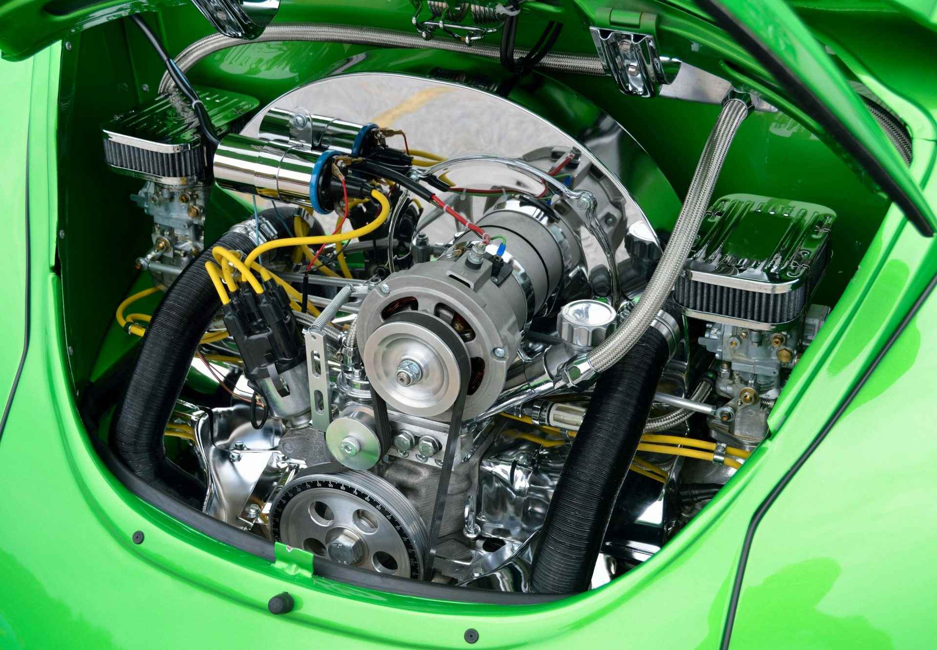 Detailansicht eines Volkswagen-Motors, der die Präzision der Automobiltechnik demonstriert.